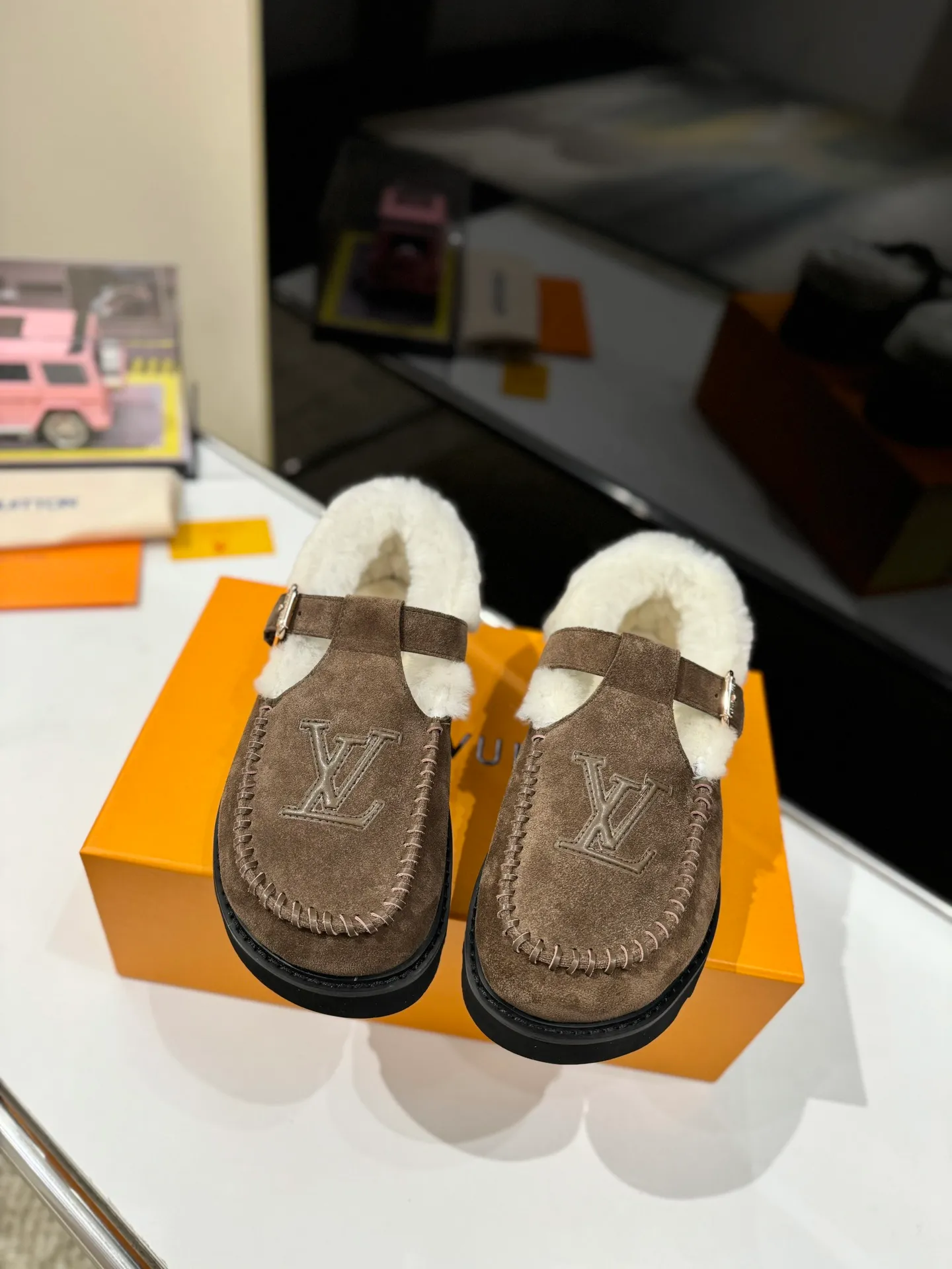 👟👟Ex-factory price 560👟👟 Louis Vuitton lv louis vuott…on fw24 new arrival～The latest furry slippers for autumn and winter🏂🏂 This pair of furry slippers is also very good-looking! The leather ones are very high-end! ! !Paired with denim shorts in autumn and winter, it’s perfect! Put it on and you will instantly have your ideal height! 😍 A favorite style, with fashion elements, the appearance of the upper is full of nobility. Wearing it can always show off the fashionable charm of women. It is fashionable but not too showy. The high-end beef tendon on the upper and the Lvjia letter buckle are so beautiful. ✅Upper: imported high-end frosted/cow leather ✅Outsole: original outsole ✅Inner lining: imported real wool ✅Size: 35-42 (41.42 customized, non-returnable) ✅Packaging: full set of original drawer box